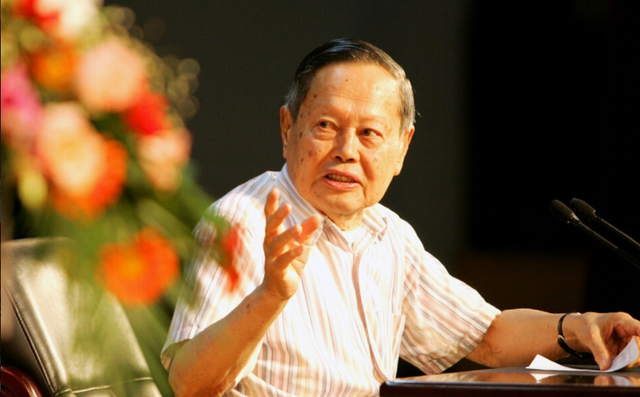 杨振宁曾坦言：我放弃中国国籍后，父亲一直没能宽恕我