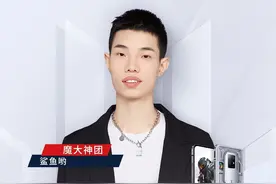 “吃鸡”鲨鱼用自己代言的手机，跳伞卡成马赛克，掉大分后狂骂图片