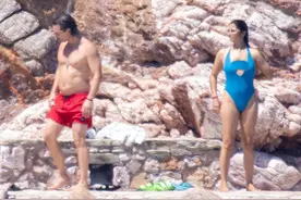 52岁马修·麦康纳久违光膀子，腹肌已变肚腩，40岁巴西爱妻很健壮图片