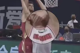 最惨MVP！生死战6中1，被阿联无意肘击，赛后广东队员争相围观图片