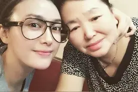 秦岚与妈妈同框，素颜出镜满脸胶原蛋白，母女俩模样相似图片