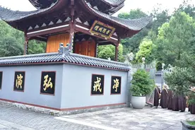明代高僧圆寂，取水沐浴洗身，并对众人说：我身上水干就走图片