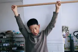 妈妈带脑瘫儿子求医突然去世，儿子努力康复，想让天堂的妈妈放心图片