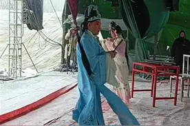 剧团回应“冒雪演出2小时台下只有一观众”：台上还有20多人观看图片