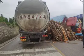 惊险！水泥罐车违规超车不当酿惨剧 现场三车相撞小货车遭殃图片