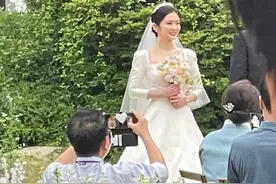 张娜拉婚礼现场和孙艺珍差不多：婚纱照首次曝光，新娘子现场跳舞图片