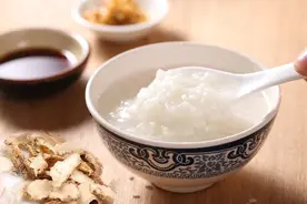 煮白米粥时，10人9错，牢记这3个诀窍，大米下锅就开花图片