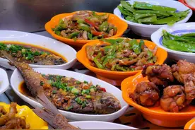 湖北这所大学真香：食堂配置超豪华，百余种菜色换着吃，价格实惠图片