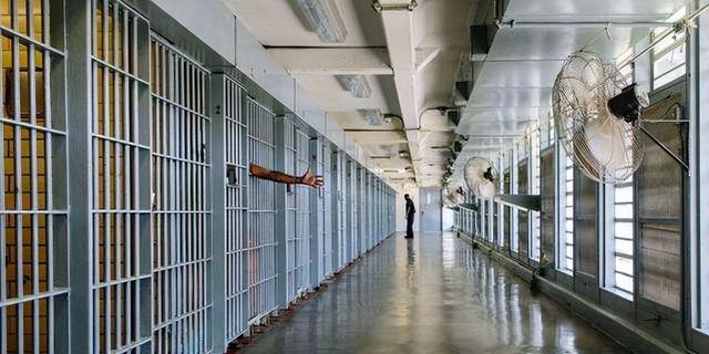 做了一些"出格"的事而被监狱长下令关进了不见阳光的单人牢房(小黑屋)