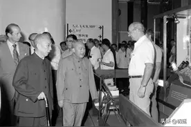 余秋里：唯一当过副总理的中将，44岁指挥油田建设，儿子是少将图片