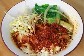 陕西人最爱吃的油泼面，教你这样搭配，简单，方便，真香图片