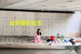 闹大了！江苏女子睡在桥底37天，长相甜美，一旁钓鱼佬却一脸嫌弃图片