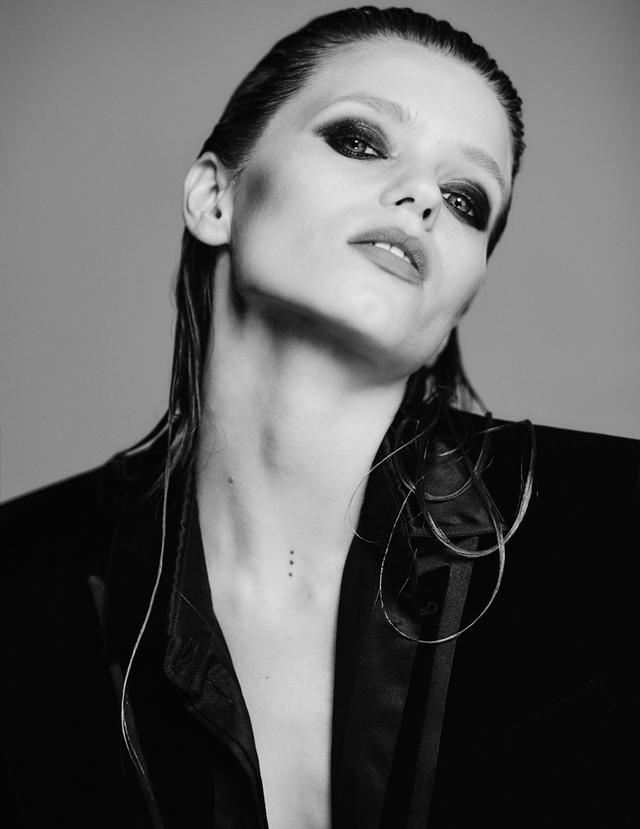 澳大利亚模特艾比·李·克肖 (abbey lee kershaw ) 拍摄的时尚杂志