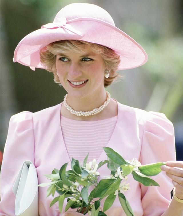 可戴安娜王妃只能默默忍受着这一切,她也讨厌当一个高高在上的"演员"