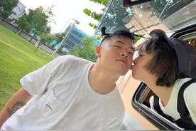 黄雅莉零点为丈夫庆生，向老公送上香吻，两人相爱超18年甜蜜如初图片