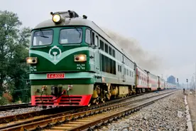 中国为什么还不取消绿皮火车，是为了谁而保留，原来因为这些人！图片