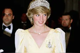 查尔斯曾经也爱好看的皮囊，给娇妻送爱心项链，其被戴妃视作珍宝图片