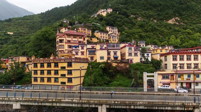 中国最小县城之一的雅江县，面积0.5平方公里，高楼建在悬崖边
