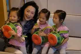 50岁知名歌唱家首晒三胞胎视频，跪地为娃背书包，至今未婚无绯闻图片