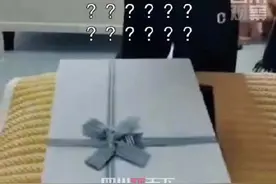 陕西咸阳，男孩新年礼物拆出教辅变脸大哭图片