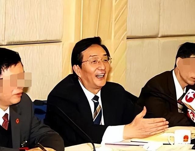 敛财成性，包养情人分为东宫西宫的中央政治局“巨贪”委员终落马