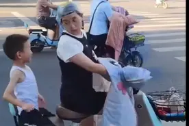 妈妈带了美美的假发出门，儿子的操作让她显出“原型”，网友：论发型的重要性#万万想不到#减龄假发图片