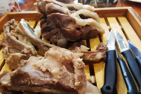 南方夫妻到内蒙边境城市吃饭，点了3个菜，结果被餐馆上了1课图片