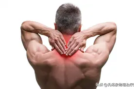 颈椎病会引发哪些症状？该如何治疗呢？请做这好3点，别忽视了图片
