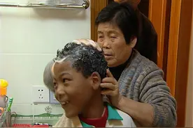 上海一老太路边捡到弃婴，全身黝黑以为患怪病，长大后竟成拆二代图片