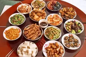 “酒半茶满把客欺”，过年待客5个“禁忌”要记牢，守礼节才体面图片