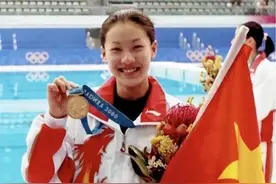 真相大白！伏明霞净身出户原因公布，71岁身价百亿老公六字回应图片