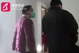 女子在家睡觉时，两男子突然闯入，当事人：他们说物业给的钥匙，上门修沙发，但我并未报修图片
