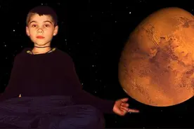 曾预言世界灾难的“火星男孩”，已经27岁了，他的预言成真了吗？图片