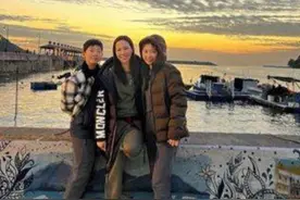 汪诗诗晒全家合影，小儿子身高和妈妈差不多，甄子丹罕露面陪家人图片