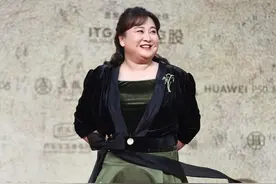 贾玲虽然胖但穿衣挺好看，刺绣裙配丝绒开衫，中国风穿得挺高级图片