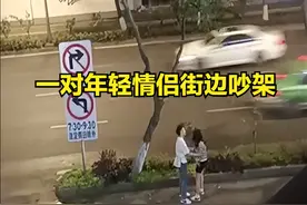 卑微现场！四川一对情侣分手，男生当街下跪挽留，网友：不值得图片