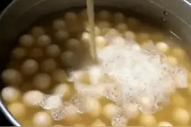 女子用童子尿煮鸡蛋图片