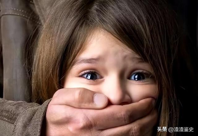 同村40岁大叔趁朋友不在家,侵犯4个女儿,网友:必须重判