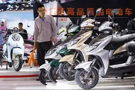 骑电动车和摩托车，哪个更划算？每年省多少钱？终于有人算明白了图片