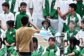 泪目！15岁癌症少年最后毕业照！全班含泪医院合影，当夜安详病逝图片