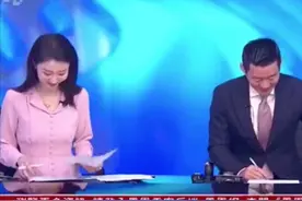 凤凰卫视出现严重演播事故，女主持低头偷笑，被镜头完整记录下来图片
