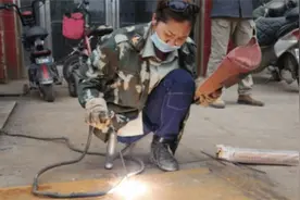 电焊工女孩罗雨，靠单腿走红网络，一天内被300名男生表白图片