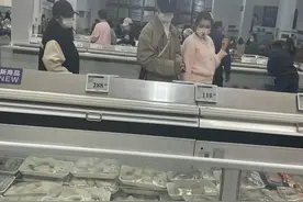 姜潮夫妇逛超市被偶遇，麦迪娜无修图真实身材曝光！腰间赘肉抢镜图片