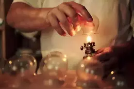 拔火罐时，后背吸出的瘀血，真的是毒素吗？医生告诉你答案图片