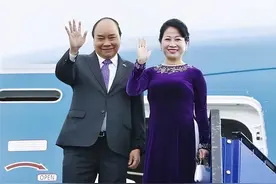 越南第一夫人：天生一张旺夫脸，儿女双全，穿刺绣奥黛温婉又大气图片