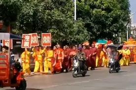 钦州小董一迎亲队伍敲锣打鼓抬花轿接亲，场面喜庆热闹图片