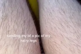 外国女生给男友发腿毛照，男友却嫌恶心，一气之下妹子当场分手图片