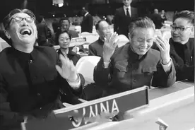 1983年乔冠华去世，中央发布40字讣告，其妻痛哭：华，我不想活了图片