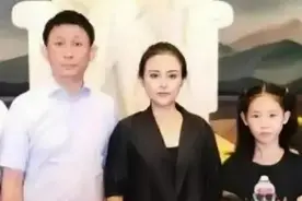 2009年，李讷儿子王效芝全家福，妻子罕见出镜，两个女儿长相出众图片