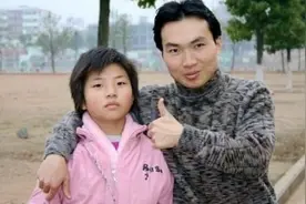 18年前那个带着妹妹上大学，感动全中国的洪战辉，后来怎么样了图片